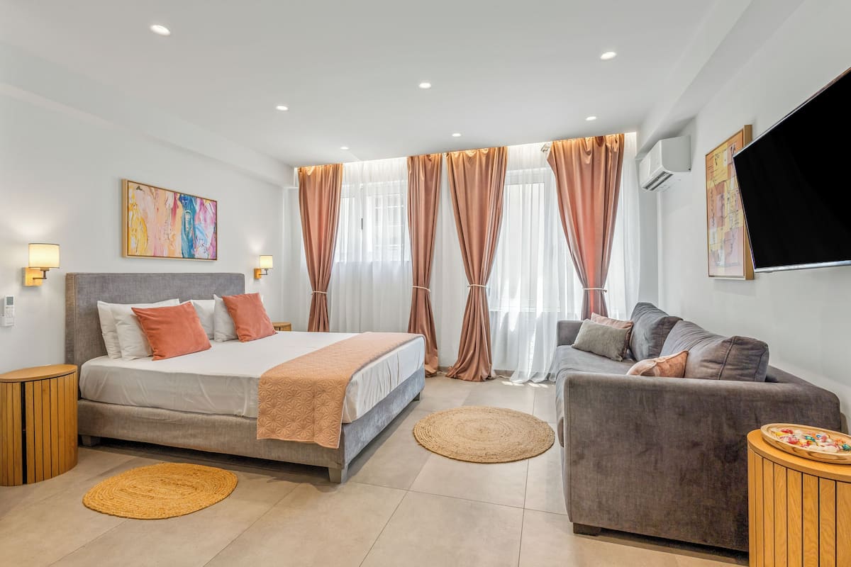 Theatrou Apt 7 - Comfort triple studio - Heart of Athens | Living area | Smart TV