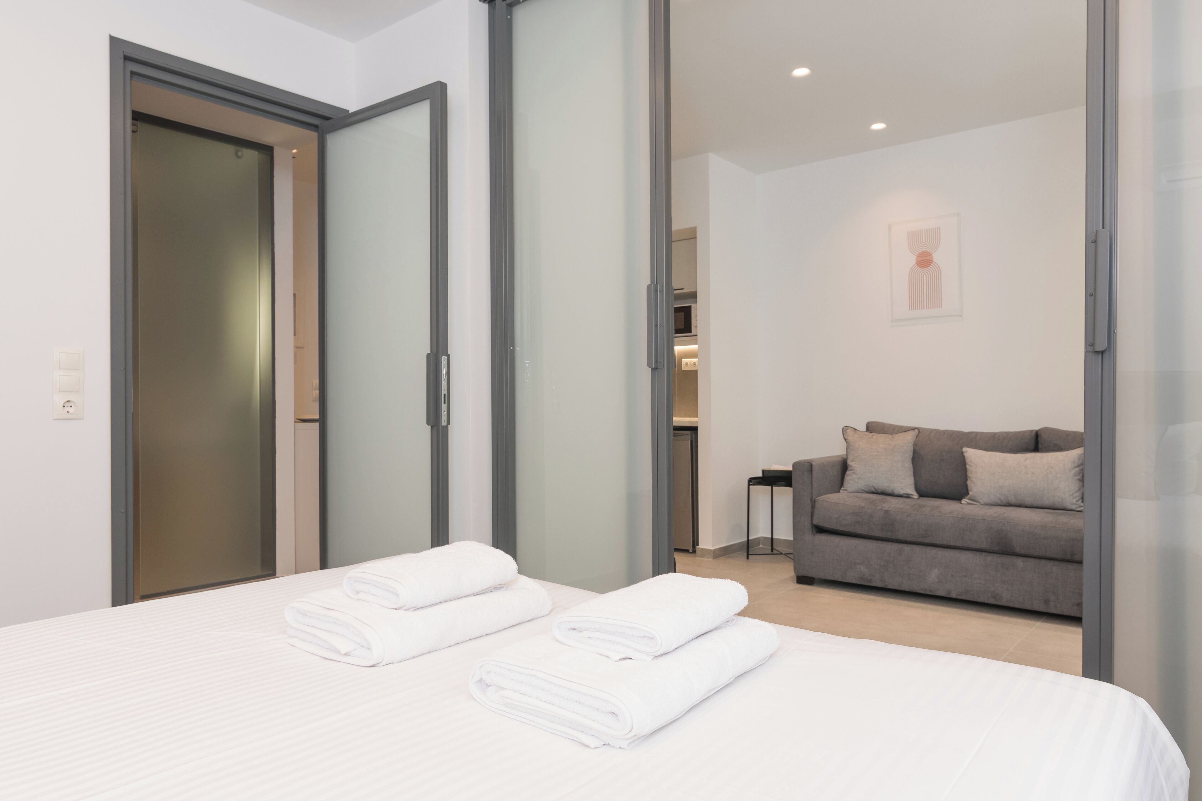 Theatrou Apt 5 - One Bedroom Apartment - Heart of Athens | Värdeförvaringsskåp på rummet och arbetsyta för laptop