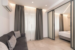 Theatrou Apt 5 - One Bedroom Apartment - Heart of Athens | Coin séjour | TV connectée