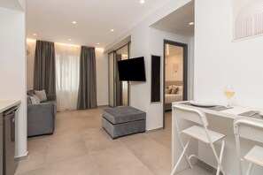 Theatrou Apt 5 - One Bedroom Apartment - Heart of Athens | Coin séjour | TV connectée