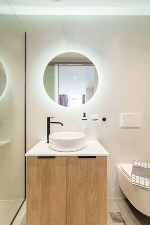 Theatrou Apt 7 - Comfort triple studio - Heart of Athens | Bathroom | Shower, rainfall showerhead, hair dryer, towels - Athens Theatrou Apartments (Athens)
