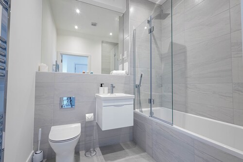 Modern Apts with Balcony in Mitcham