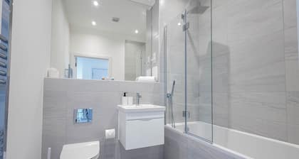 Modern Apts with Balcony in Mitcham