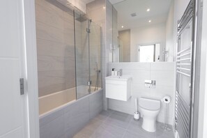 Apartment, 3 Bedrooms | Bathroom | Combined shower/bathtub, rainfall showerhead, free toiletries - Modern Apts with Balcony in Mitcham (Mitcham)