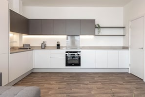 Apartment, 3 Bedrooms | Private kitchen | Full-sized fridge, microwave, oven, dishwasher - Modern Apts with Balcony in Mitcham (Mitcham)