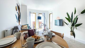 Apartment, 1 Bedroom | In-room dining