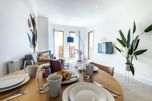 Appartement, 1 chambre | Restauration dans la chambre