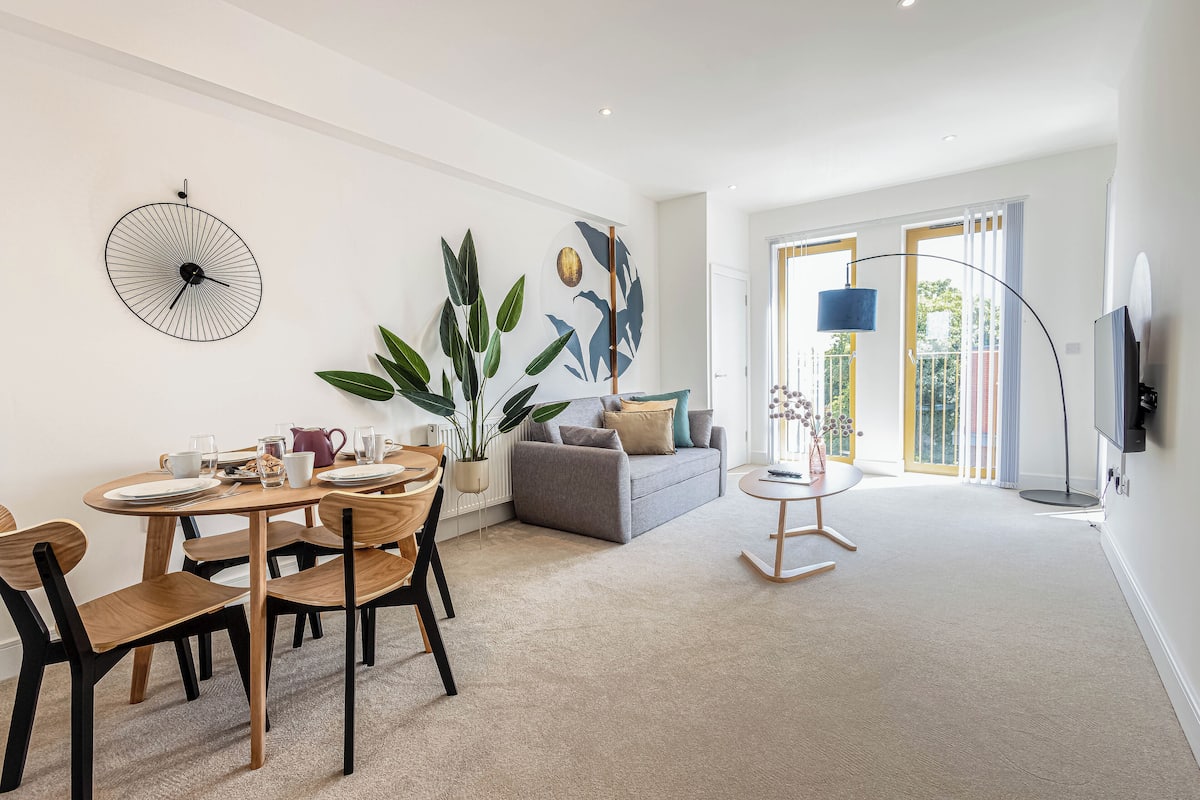 Apartment, 1 Bedroom | Living area | 42-inch Smart TV with digital channels