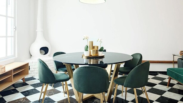 A dining area with a round table, green chairs, and a green pendant light. - Art Deco 2BR in Polanco  Steps to Parque Lincoln (Ciudad de México)