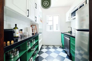 Réfrigérateur, micro-ondes, four, plaque de cuisson