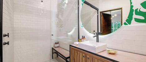 Douche, serviettes fournies, shampoing
