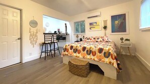 A bedroom with a bed, a desk, and a chair. - Private Studio in the Heart of Coral Gables (Miami)