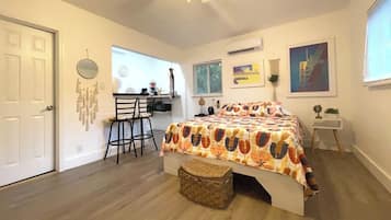 1 bedroom, desk, WiFi, bed sheets