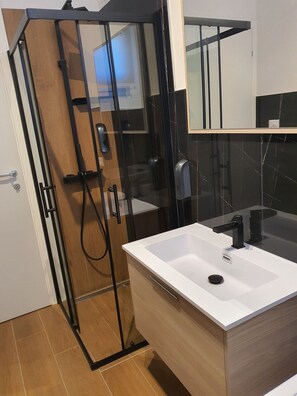 Hair dryer, towels, soap, toilet paper - 1 Bedroom Apartment in Cavarzere (Cavarzere)