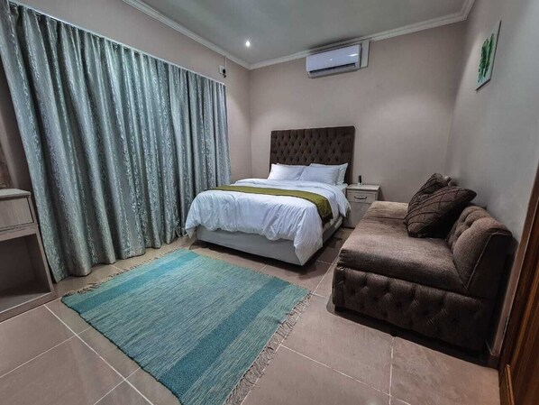 3 bedrooms, iron/ironing board, free WiFi, bed sheets - Comfort and Convenience at Bela Valley Guest House - Your Gateway to Relaxation (Bela-Bela)