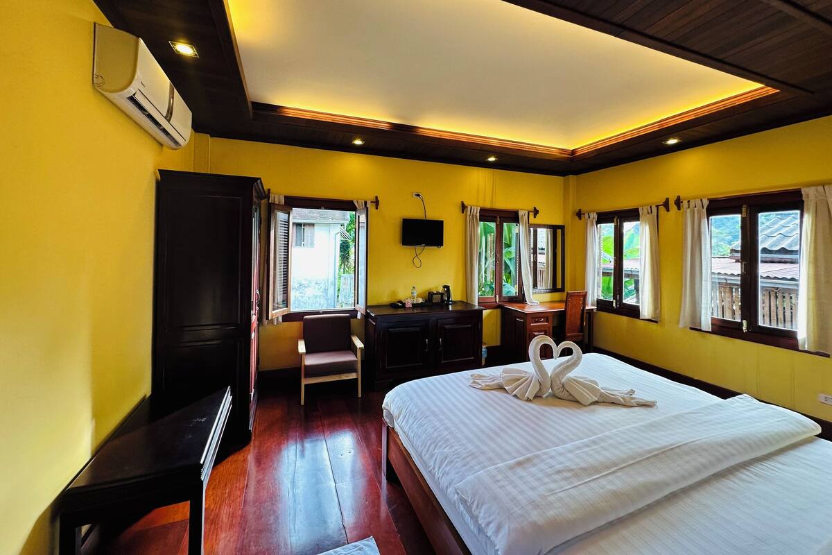 Luxury Double Room | Peralatan tempat tidur premium, gebar bulu kapas, meja 