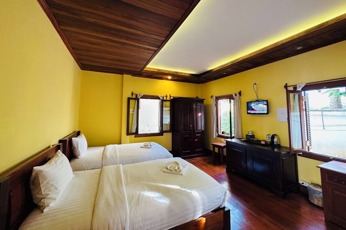 Deluxe Twin Room | Peralatan tempat tidur premium, gebar bulu kapas, meja 