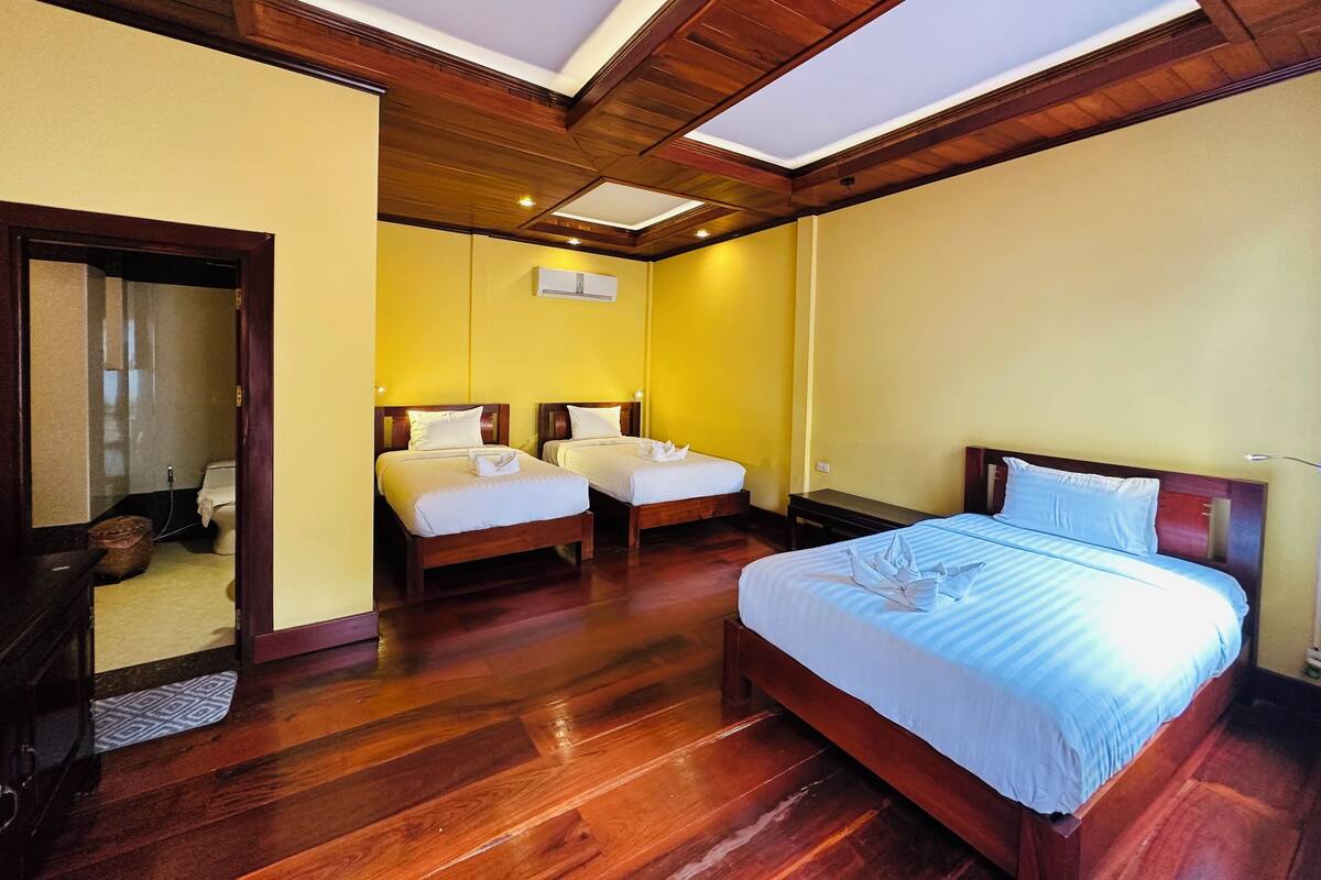 Deluxe Triple Room | Peralatan tempat tidur premium, gebar bulu kapas, meja 