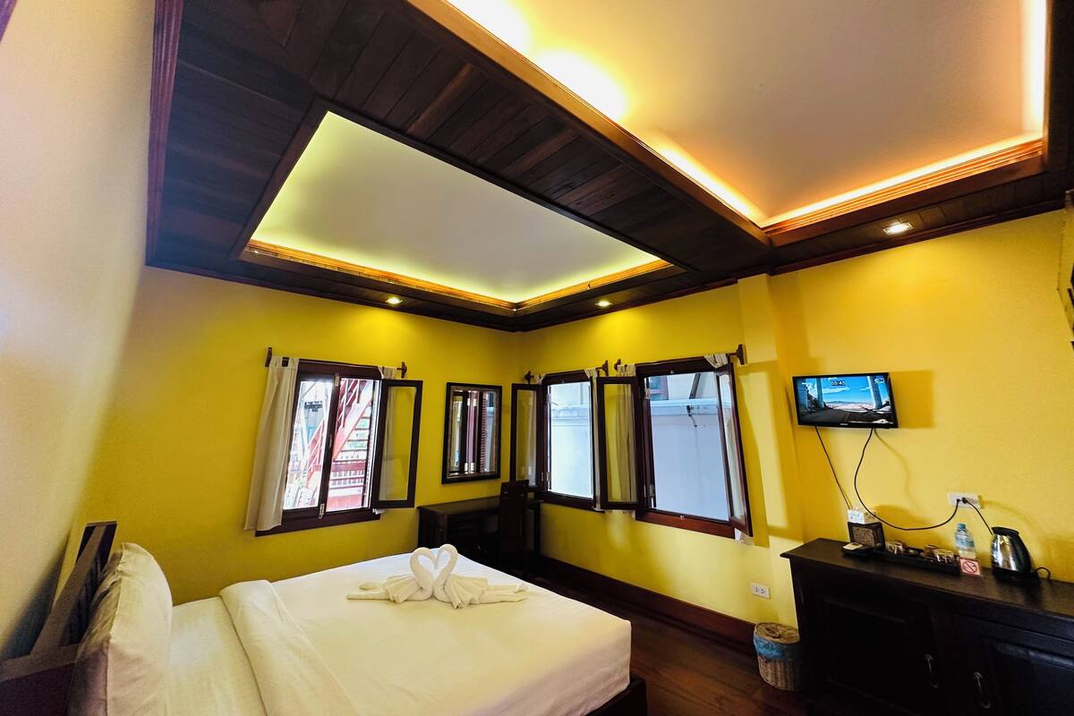 Deluxe Double Room | Peralatan tempat tidur premium, gebar bulu kapas, meja 