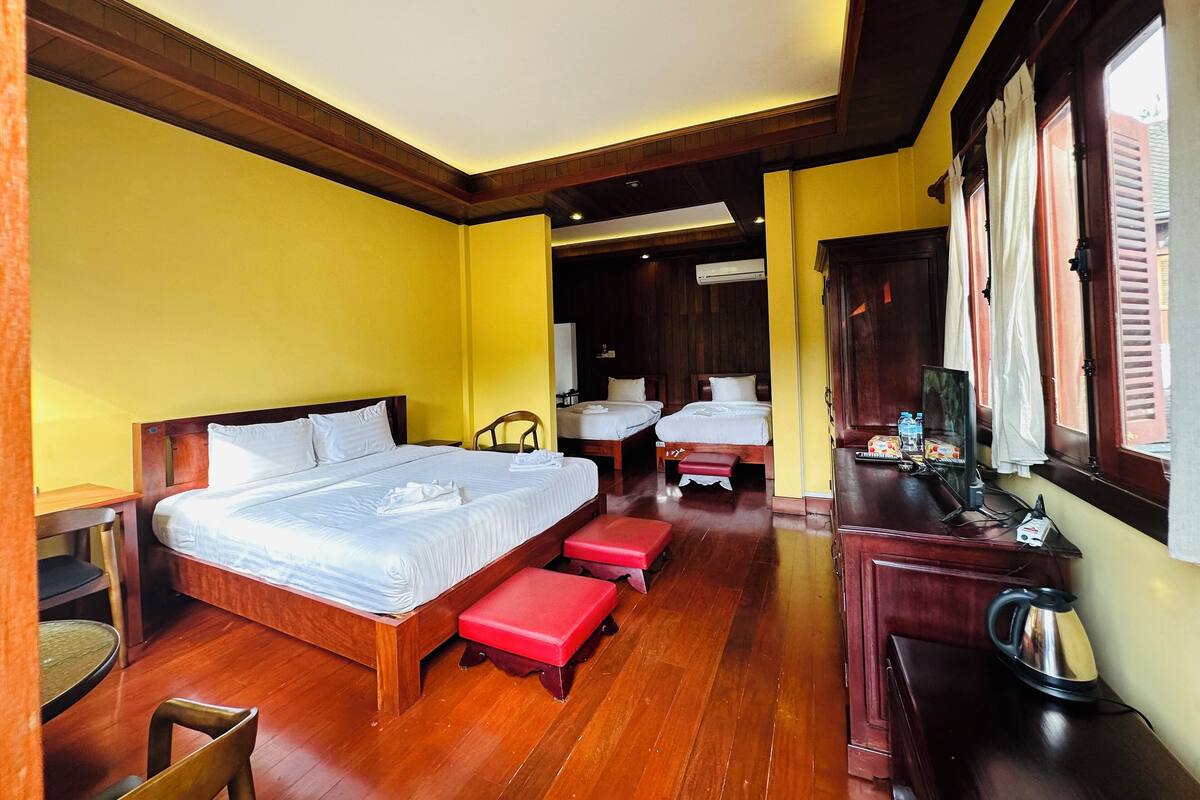 Luxury Quadruple Room | Peralatan tempat tidur premium, gebar bulu kapas, meja 