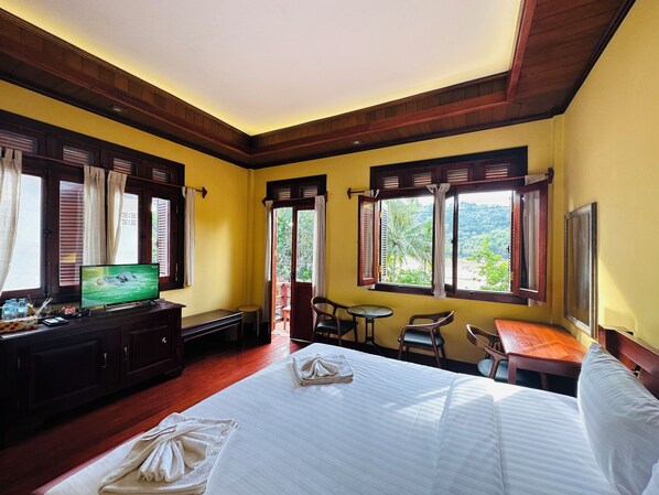 Premium bedding, down duvets, individually decorated - Villa Phonethip Mekong Riverside (Luang Prabang)