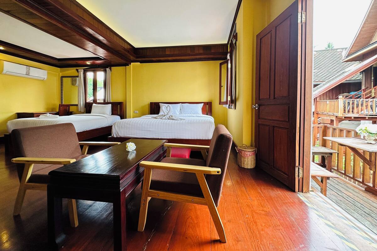 Luxury Triple Room | Peralatan tempat tidur premium, gebar bulu kapas, meja 