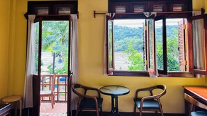 ラグジュアリー 4 人部屋 | 高級寝具、羽毛の掛け布団、デスク、ノートパソコン用作業スペース