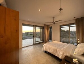 3 habitaciones, tabla de planchar con plancha y cuna de viaje