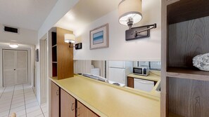 Fridge, microwave, oven, stovetop - E63 - 2Bd/2B - Directly on Siesta Key Intracoastal, Free Trolley To Beach! (Siesta Key)