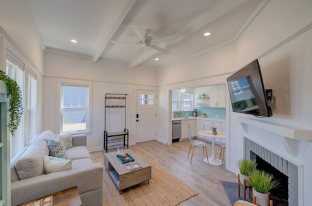 Smart TV. 1Nt. Ok, Walk to Beach and Town, Romantic, Firepit, BBQ (Bungalow1)