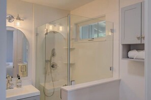 Secador de pelo, toallas, shampoo, papel higiénico