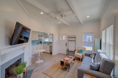 Smart TV. 1Nt. Ok, Walk to Beach and Town, Romantic, Firepit, BBQ (Bungalow2)