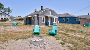 A residential area with a house featuring a porch and a fire pit in the yard. - 1Nt. Ok, Walk to Beach and Town, Romantic, Firepit, BBQ (Bungalow2) (Ocean Park)