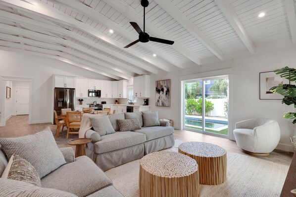 TV, offices - Newly Remodeled and So Close to the Beach! Turf Yard! Pet Friendly! (Holmes Beach)