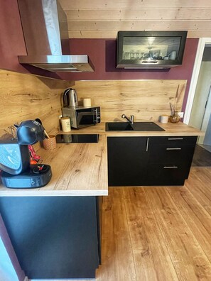 Een koelkast, een microgolfoven, een kookplaat