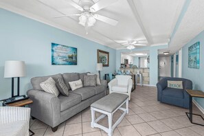 Condo, 2 habitaciones | Área de sala de estar