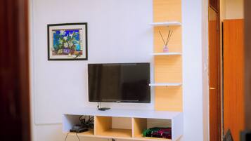 Iron/ironing board, free WiFi, bed sheets