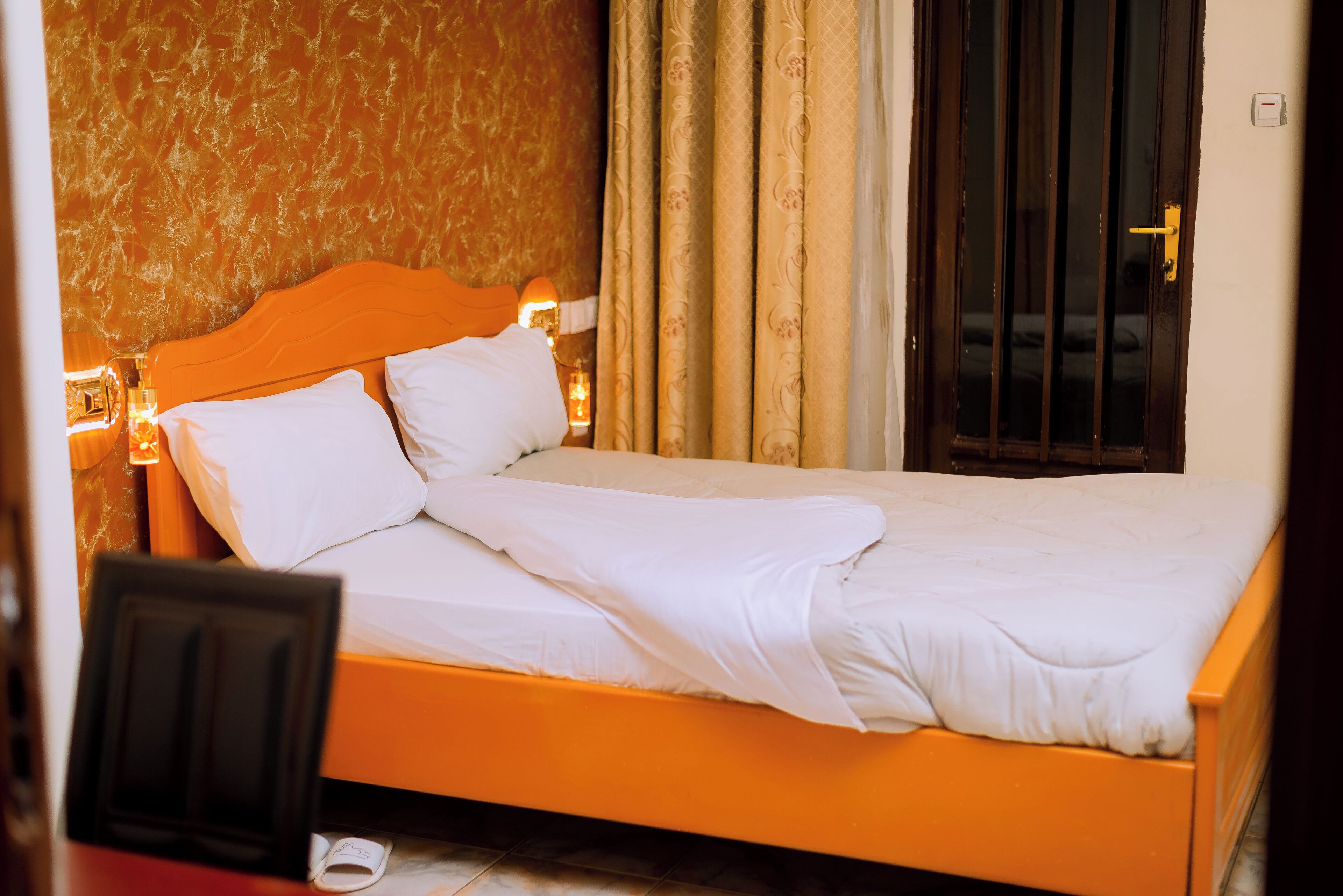 Iron/ironing board, free WiFi, bed sheets