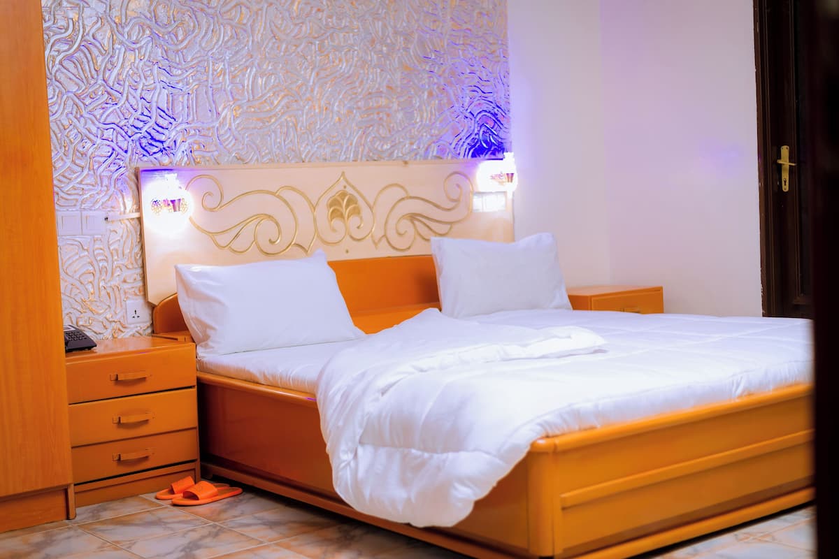 1 habitación, tabla de planchar con plancha, wifi gratis y ropa de cama