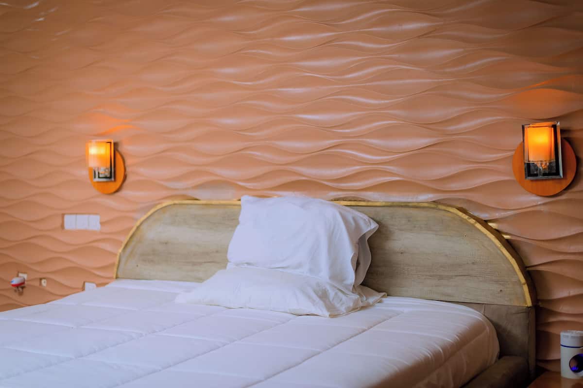 Villa Deluxe, 1 cama matrimonial, para no fumadores, vista al campo de golf | 1 habitación, tabla de planchar con plancha, wifi gratis y ropa de cama