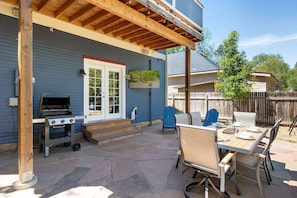 Outdoor dining - The Magnolia House in Old Town - Private Hot Tub (Fort Collins)
