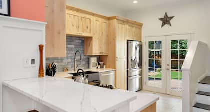 The Magnolia House in Old Town - Private Hot Tub