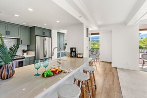 ثلاجة، ميكروويف، فرن، موقد طهي مسطح