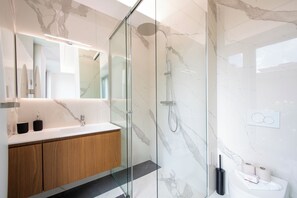 Apartemen Keluarga, beberapa kamar, 2 kamar mandi (Residenza La Fontana) | Kamar mandi | Bathtub dan shower terpisah, pengering rambut, kloset, dan handuk