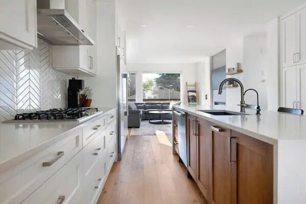 Private kitchen - Modern Luxury Home | 10 Mins to Downtown | AC (Calgary)