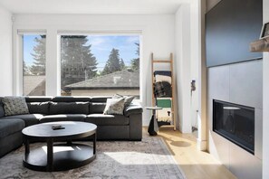 Living area - Modern Luxury Home | 10 Mins to Downtown | AC (Calgary)