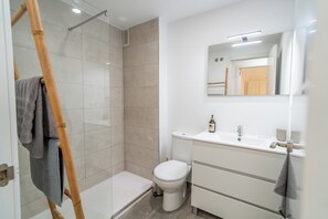 Douche, séchoir à cheveux, serviettes fournies