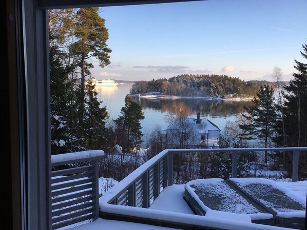 Property grounds - Modern Family Villa With Open Living Area, Large Patio and Ocean View (Stockholms län)