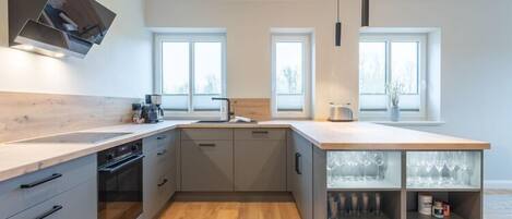 Réfrigérateur, micro-ondes, four, plaque de cuisson