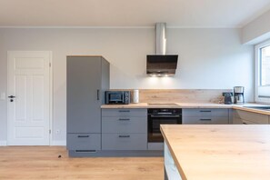Réfrigérateur, four à micro-ondes, un four, surface de cuisson